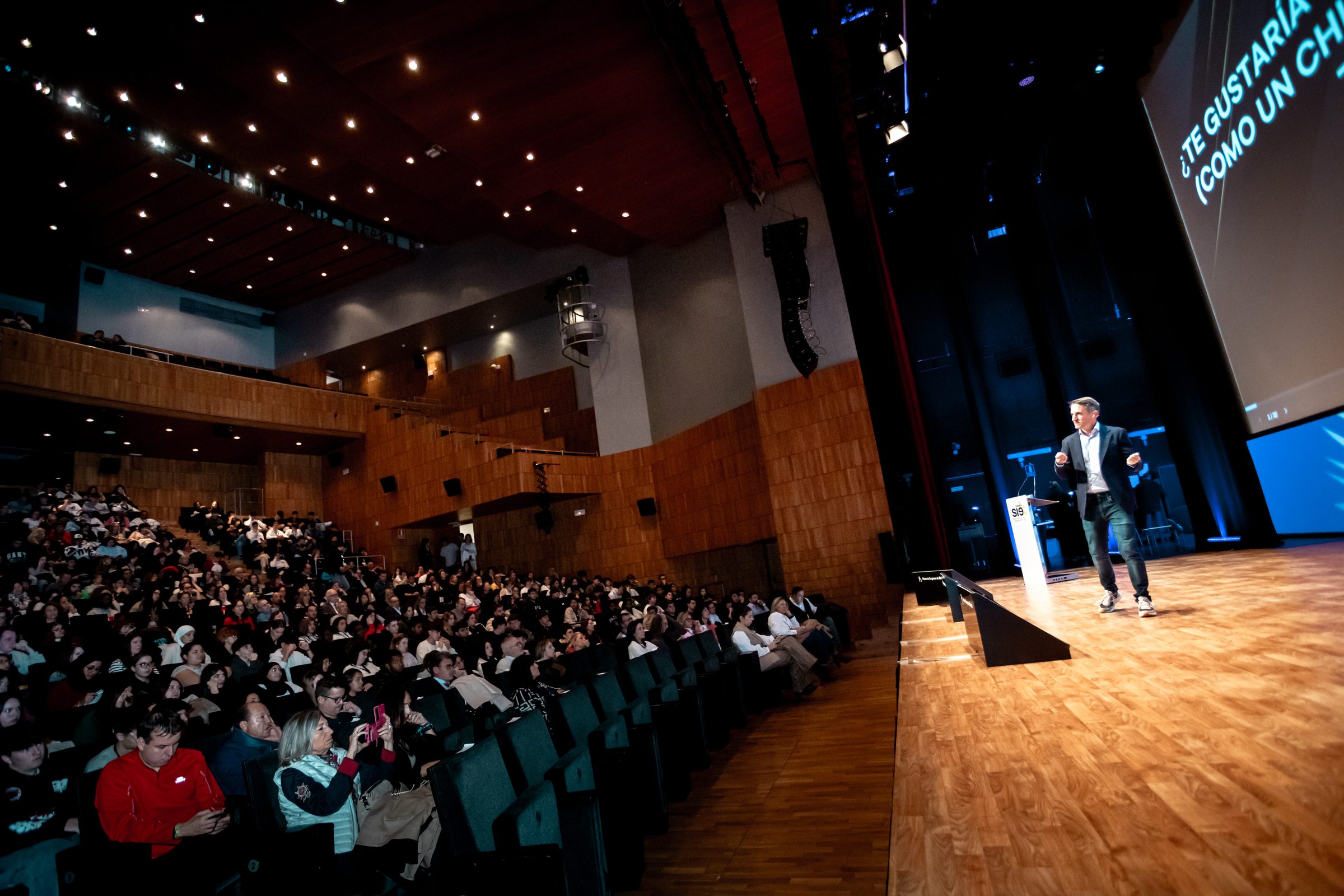 Rubén Gil Pérez ante el auditorio del SIE Huesca