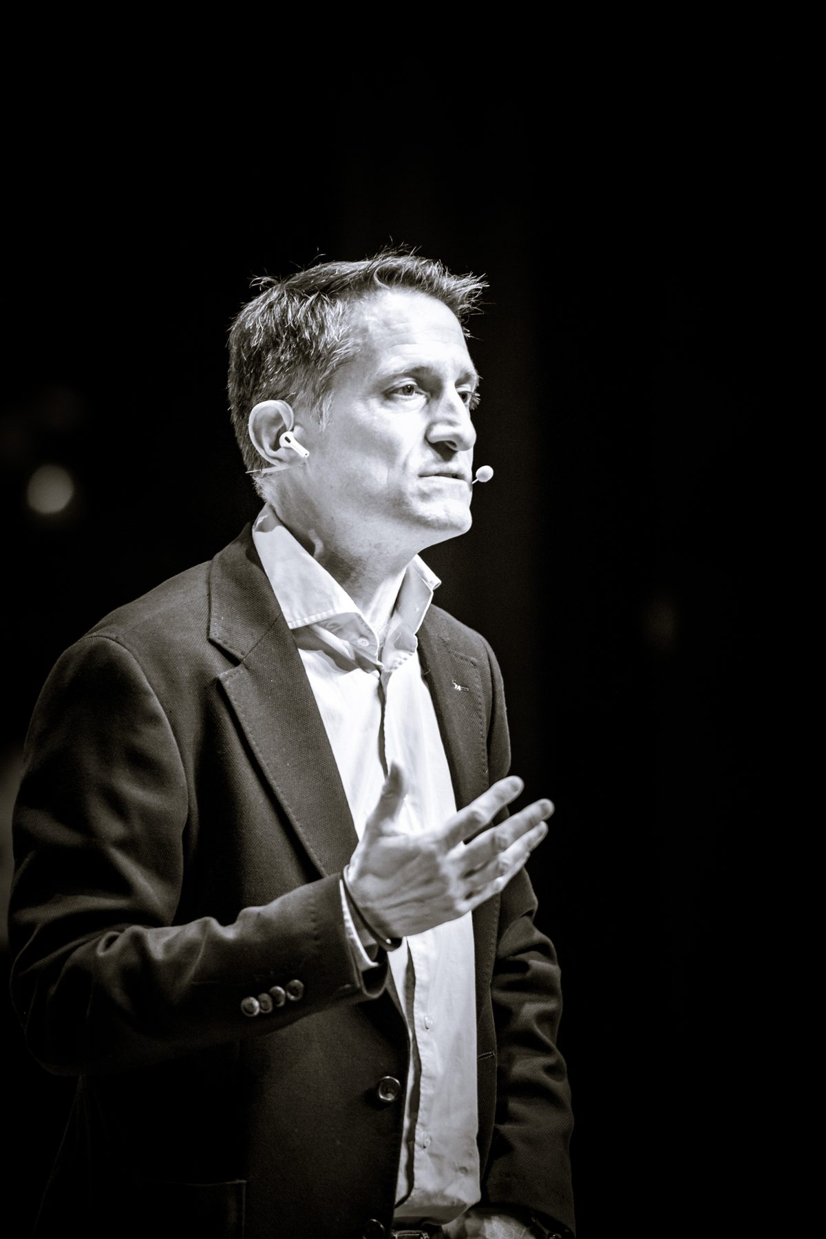 Rubén Gil Pérez en una ponencia, en blanco y negro