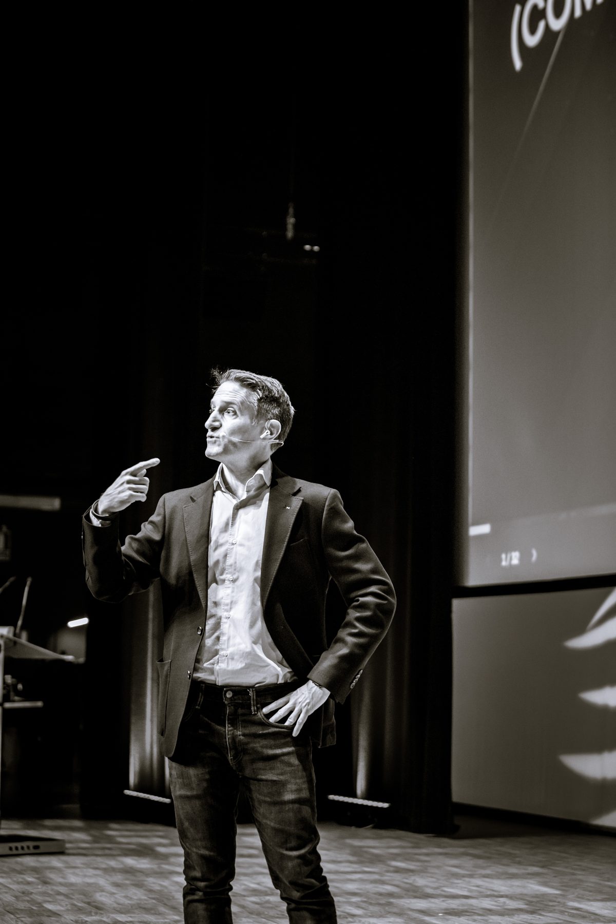 Rubén Gil Pérez de cuerpo entero sobre el escenario, en blanco y negro