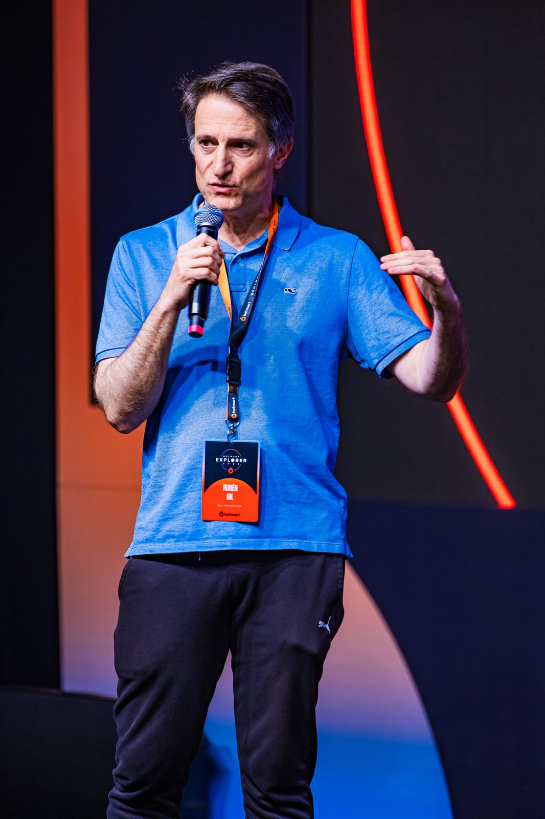 Rubén Gil Pérez habla en el escenario de Explorer 2025