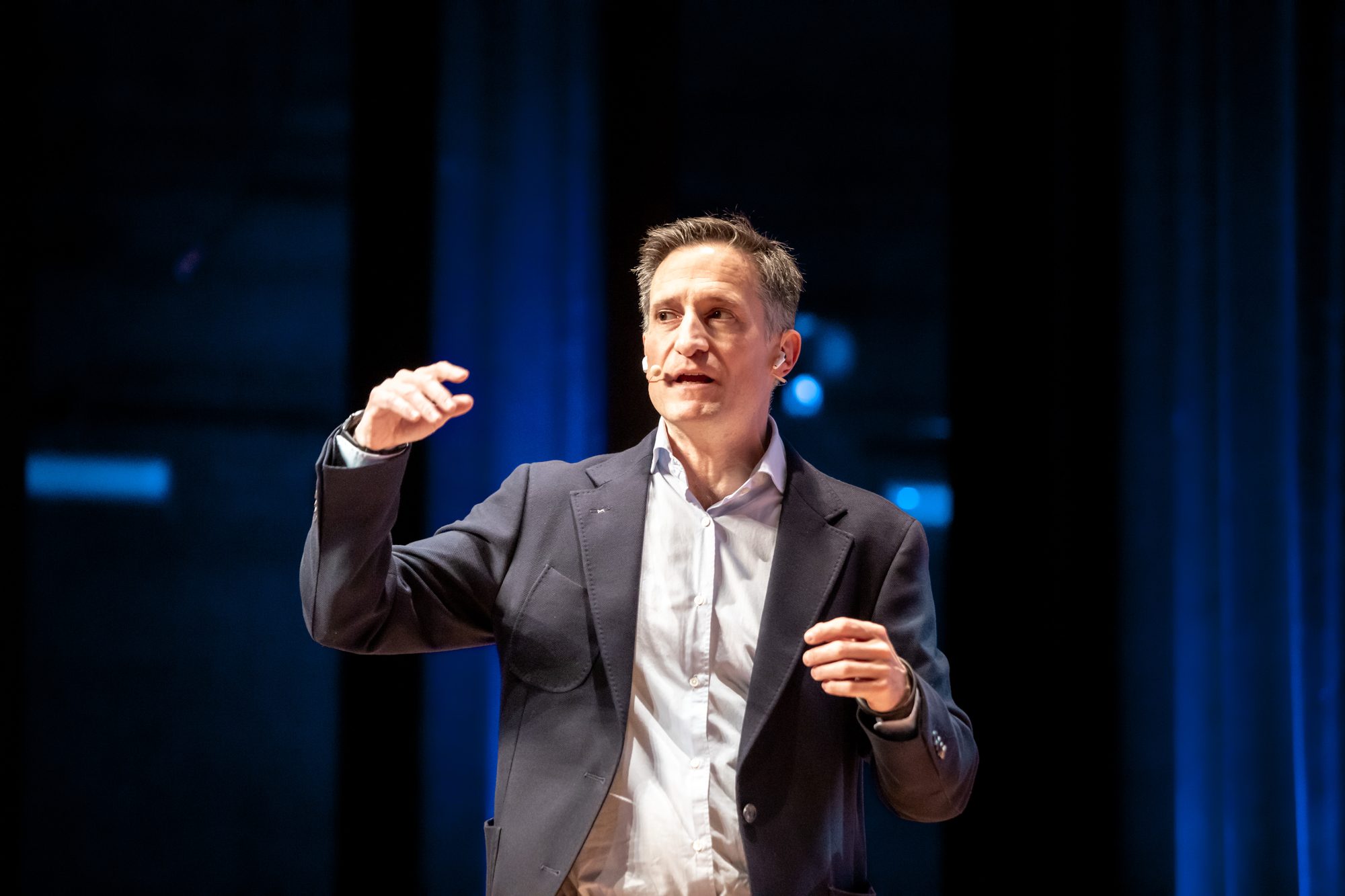 Rubén Gil Pérez, fundador de la Escuela de Cerradores Digitales, sobre el escenario