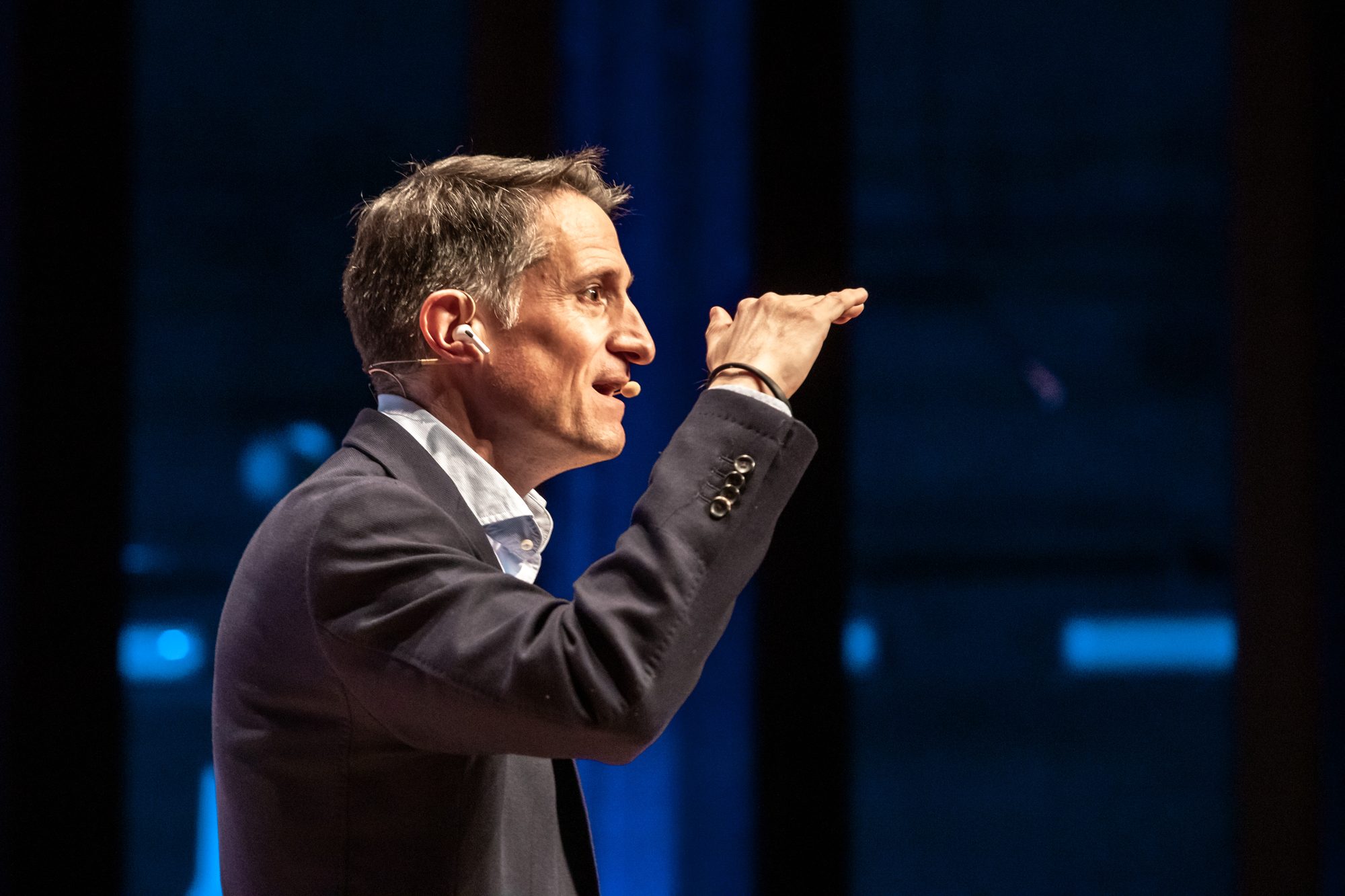 Rubén Gil Pérez explicando, de perfil