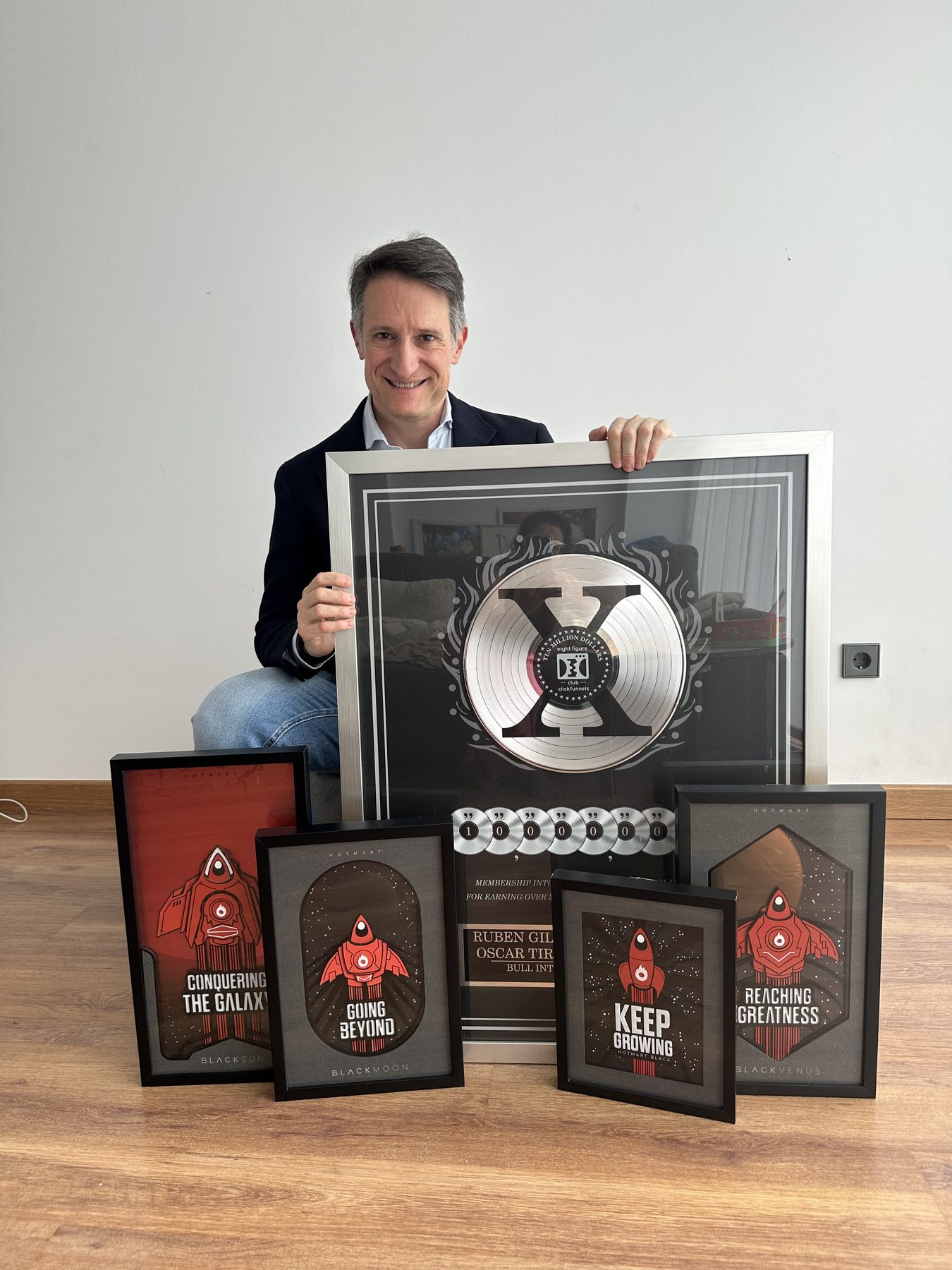 Rubén Gil Pérez con las placas de Hotmart y el premio de Russell Brunson