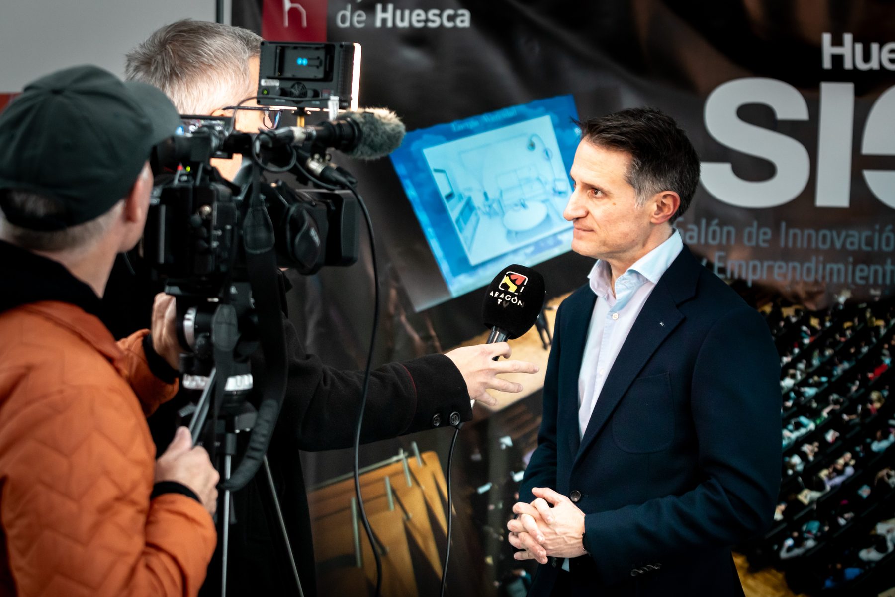 Rubén Gil Pérez atiende a Aragón TV en el SIE Huesca